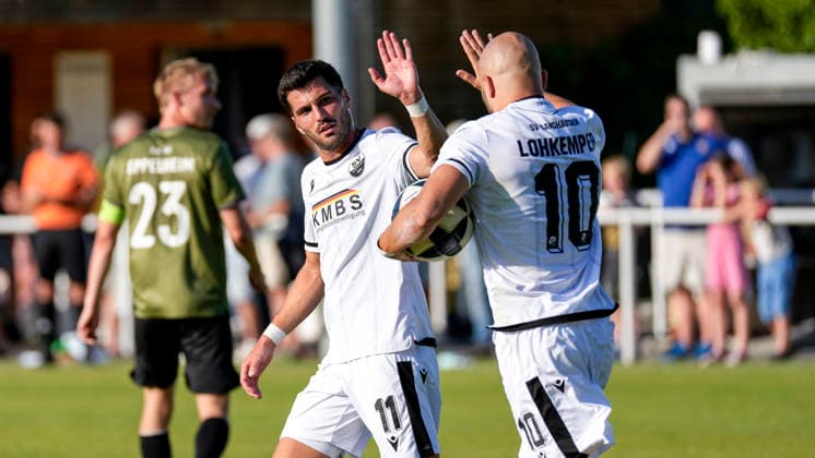 v.li.: Mert Tasdelen (SVS, 11), Torschütze Felix Lohkemper (SVS, 10), Spieler vom SV Sandhausen (SVS), jubeln über das Tor zum 0:3, Jubel, Torjubel, Torerfolg, celebrate the goal, goal, celebration, jubelt ueber das Tor, Freuen, Freude, freut sich, optimistisch, positiv, Spielszene, Highlight, Action, Aktion, 21.07.2026, Eppelheim (Deutschland), Fussball, Testspiel, ASV Eppelheim - SV Sandhausen *** From left: Mert Tasdelen (SVS), 11, goal scorer Felix Lohkemper (SVS), 10, and a player from SV Sandhausen (SVS) celebrate the goal that made the score 0–3, Celebration, goal celebration, goal scored, celebrating the goal, goal, celebration, celebrating the goal, joy, happiness, happy, optimistic, positive, game scene, highlight, action, 21 07 2026, Eppelheim, Germany, soccer, friendly match, ASV Eppelheim vs. SV Sandhausen xozx