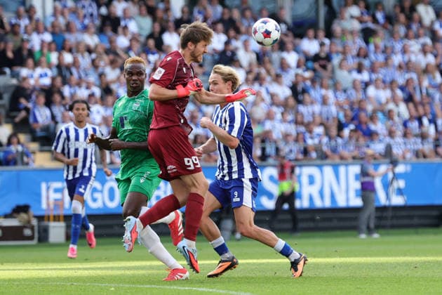 Levadia s goalkeeper Karl Andre Vallner heads the ball during the Uefa Conference League second qualifying round, 1st leg, football match between IFK Göteborg and FCI Levadia Tallin at Gamla Ullevi in Gothenburg, Sweden, July 21, 2026. GÖTEBORG SWEDEN x9200x *** Levadia goalkeeper Karl Andre Vallner heads the ball during the UEFA Conference League second qualifying round, first leg, soccer match between IFK Göteborg and FCI Levadia Tallinn at Gamla Ullevi in Gothenburg, Sweden, July 21, 2026 GOTHENBURG SWEDEN x9200x  Copyright: xAdamxIhse TTx CONFERENCE LEAGUE QUALIFYING GÖTEBORG-LEVADIA