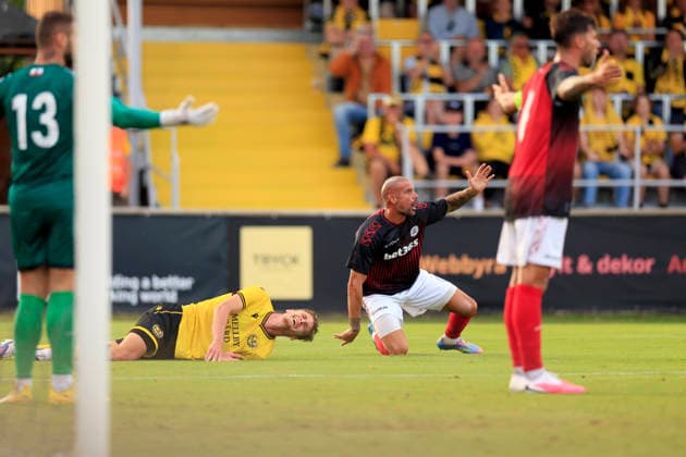 SÖLVESBORG, SVERIGE 20260721 Domaren blaser straff efter en situation mellan Mjällbys Villiam Granath och Lincoln Red Imps FC:s Nano under tisdagens fotbollsmatch, andra kvalomgangen till Champions League, första mötet Mjällby AIF- Lincoln Red Imps FC, pa Strandvallen i Sölvesborg, Sverige, 21 juli 2026. SÖLVESBORG SVERIGE x10600x *** SÖLVESBORG, SWEDEN 20260721 The referee awards a penalty following an incident between Mjällby’s Villiam Granath and Lincoln Red Imps FC’s Nano during Tuesday’s soccer match, the second qualifying round of the Champions League, first leg between Mjällby AIF and Lincoln Red Imps FC, at Strandvallen in Sölvesborg, Sweden, on July 21, 2026. SÖLVESBORG SWEDEN x10600x  Copyright: xAndreasxHillergren TTx CHAMPIONS LEAGUE KVAL MJÄLLBY-LINCOLN RED IMPS