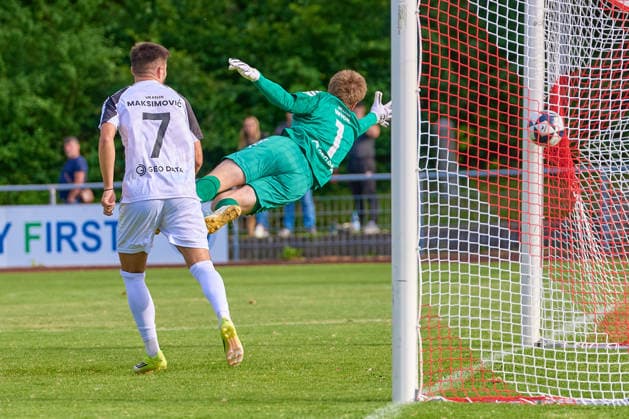 Nichts zu halten fuer Andreas Wick (VfR Aalen, 01) beim Kopfballtreffer von Volkan Celiktas (SG Sonnenhof Grossaspach, 05) zur 1:0 Fuehrung fuer SG Sonnenhof Grossaspach GER, VfR Aalen vs. SG Sonnenhof Grossaspach, Fussball, Freundschaftsspiel, Herren, 21.07.2026 GER, VfR Aalen vs. SG Sonnenhof Grossaspach, Fussball, Freundschaftsspiel, Herren, 21.07.2026 Aalen *** Andreas Wick of VfR Aalen had no chance on Volkan Celiktas’s header for SG Sonnenhof Grossaspach, 05, giving SG Sonnenhof Grossaspach a 1–0 lead, GER, VfR Aalen vs. SG Sonnenhof Grossaspach, Soccer, Friendly Match, Men, July 21, 2026 GER, VfR Aalen vs. SG Sonnenhof Grossaspach, Soccer, Friendly Match, Men, July 21, 2026 Aalen Copyright: xEibner-Pressefoto GeraldxOelze-dexStoppanyx EP_ODS