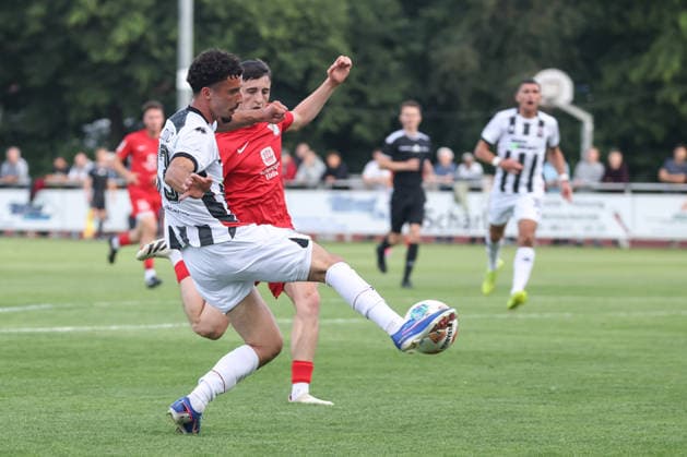 3. Liga; Toto-Pokal - VfB Forstinning - FC Ingolstadt 04; Davide Sekulovic (33, FCI) Zweikampf Kampf um den Ball Toto Pokal - FC Ingolstadt 04 VfB Forstinning Saison 2026 2027 *** 3rd Division Toto Cup: VfB Forstinning vs. FC Ingolstadt 04; Davide Sekulovic 33; FCI; Tackle; Battle for the Ball; Toto Cup; FC Ingolstadt 04 vs. VfB Forstinning; 2026–2027 Season