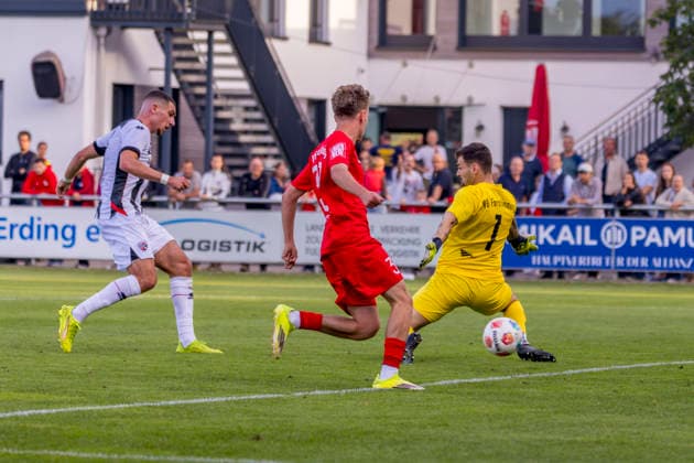 Forstinning, Deutschland 21. Juli 2026: Toto-Pokal - Bayerischer Landespokal - 2026 2027 - 1. Hauptrunde - VfB Forstinning gegen FC Ingolstadt 04 Im Bild: v.li. Ognjen Drakulic (FCI) macht das Tor zum 1:5 Sportpark Bayern *** Forstinning, Germany, July 21, 2026 Toto Cup Bavarian State Cup 2026–2027, First Round: VfB Forstinning vs. FC Ingolstadt 04. Pictured, from left: Ognjen Drakulic (FCI) scores the goal to make it 1–5 at Sportpark Bayern. Copyright: xFotostandx xSchäferx