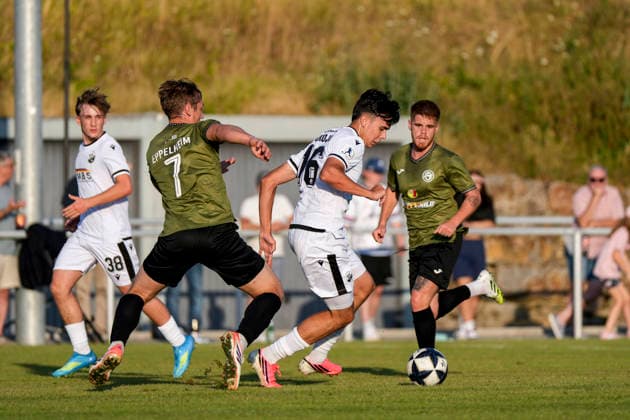 v.li.: Marc Lutz (ASV, 7), Luka Vukoja (SVS, 16), Zweikampf, Spielszene, Duell, duel, tackle, tackling, Dynamik, Action, Aktion, 21.07.2026, Eppelheim (Deutschland), Fussball, Testspiel, ASV Eppelheim - SV Sandhausen *** From left: Marc Lutz (ASV), 7, Luka Vukoja (SVS), 16, tackle, game scene, duel, tackle, tackling, dynamism, action, July 21, 2026, Eppelheim, Germany, soccer, friendly match, ASV Eppelheim vs. SV Sandhausen xozx