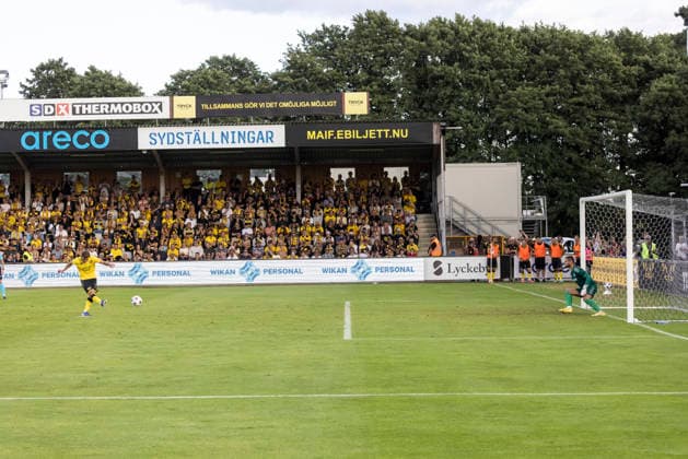 SÖLVESBORG, SWEDEN 20260721 Lincoln Red Imps FC goalkeeper Jaylan Hankins saves a penalty from Mjällby AIF s Ãki Samuelsen during Tuesday s football match, second qualifying round for the Champions League, first leg Mjällby AIF- Lincoln Red Imps FC, at Strandvallen in Sölvesborg, Sweden, 21 July 2026. SÖLVESBORG SWEDEN x10600x *** SÖLVESBORG, SWEDEN, July 21, 2026 — Lincoln Red Imps FC goalkeeper Jaylan Hankins saves a penalty kick taken by Mjällby AIF’s Åki Samuelsen during Tuesday’s soccer match—the second qualifying round of the Champions League, first leg between Mjällby AIF and Lincoln Red Imps FC—at Strandvallen in Sölvesborg, Sweden, on July 21, 2026. SÖLVESBORG, SWEDEN x10600x  Copyright: xTorstenxHillergren TTx CHAMPIONS LEAGUE QUALIFYING MJÄLLBY-LINCOLN RED IMPS