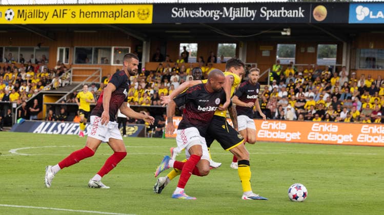 SÖLVESBORG, SVERIGE 20260721 Straffsituation mellan Mjällby AIFs Villiam Granath och Lincoln Red Imps FC:s Nano under tisdagens fotbollsmatch, andra kvalomgangen till Champions League, första mötet Mjällby AIF- Lincoln Red Imps FC, pa Strandvallen i Sölvesborg, Sverige, 21 juli 2026. SÖLVESBORG SVERIGE x10600x *** SÖLVESBORG, SWEDEN 20260721 A penalty situation involving Mjällby AIF’s Villiam Granath and Lincoln Red Imps FC’s Nano during Tuesday’s soccer match, the second qualifying round of the Champions League, first leg: Mjällby AIF vs. Lincoln Red Imps FC, at Strandvallen in Sölvesborg, Sweden, July 21, 2026 SÖLVESBORG SWEDEN x10600x  Copyright: xTorstenxHillergren TTx CHAMPIONS LEAGUE KVAL MJÄLLBY-LINCOLN RED IMPS