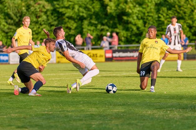 Foul von Sasa Maksimovic (VfR Aalen, 07), Leon Schuerer (SG Sonnenhof Grossaspach, 39) kann nicht mehr eingreifen GER, VfR Aalen vs. SG Sonnenhof Grossaspach, Fussball, Freundschaftsspiel, Herren, 21.07.2026 GER, VfR Aalen vs. SG Sonnenhof Grossaspach, Fussball, Freundschaftsspiel, Herren, 21.07.2026 Aalen *** Foul by Sasa Maksimovic (VfR Aalen, 07); Leon Schuerer (SG Sonnenhof Grossaspach, 39) is unable to intervene. GER, VfR Aalen vs. SG Sonnenhof Grossaspach, Soccer, Friendly Match, Men s, July 21, 2026 GER, VfR Aalen vs. SG Sonnenhof Grossaspach, Soccer, Friendly Match, Men’s, July 21, 2026 Aalen Copyright: xEibner-Pressefoto GeraldxOelze-dexStoppanyx EP_ODS