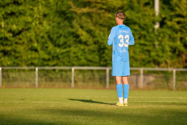 Portrait, Portraet, Freisteller Tim Schulz (SG Sonnenhof Grossaspach, 33) in der Abendsonne GER, VfR Aalen vs. SG Sonnenhof Grossaspach, Fussball, Freundschaftsspiel, Herren, 21.07.2026 GER, VfR Aalen vs. SG Sonnenhof Grossaspach, Fussball, Freundschaftsspiel, Herren, 21.07.2026 Aalen *** Portrait, Cutout: Tim Schulz, SG Sonnenhof Grossaspach, 33, in the evening sun, GER; VfR Aalen vs. SG Sonnenhof Grossaspach, soccer, friendly match, men s, July 21, 2026 GER, VfR Aalen vs. SG Sonnenhof Grossaspach, soccer, friendly match, men s, July 21, 2026 Aalen Copyright: xEibner-Pressefoto GeraldxOelze-dexStoppanyx EP_ODS