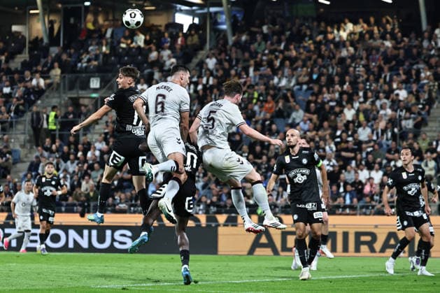SOCCER - UEFA CL, Sturm vs Hearts GRAZ,AUSTRIA,21.JUL.26 - SOCCER - UEFA Champions League, qualification, SK Sturm Graz vs Heart of Midlothian FC. Image shows Szymon Wlodarczyk (Sturm), Oisin McEntee and Jamie McCart (Hearts).  GEPAxpictures xChrisxBauer