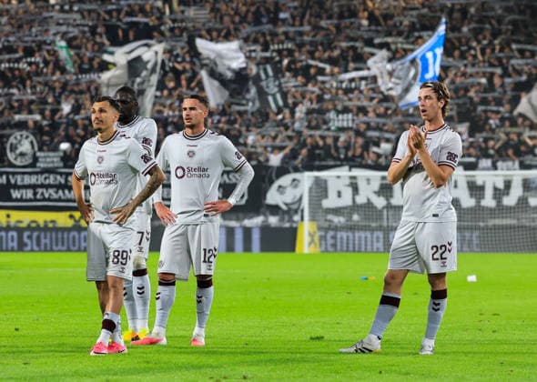 SOCCER - UEFA CL, Sturm vs Hearts GRAZ,AUSTRIA,21.JUL.26 - SOCCER - UEFA Champions League, qualification, SK Sturm Graz vs Heart of Midlothian FC. Image shows the dissapointment of Alexandros Kyziridis, Tom Renaud and Tomas Magnusson (Hearts).  GEPAxpictures xWolfgangxGrebien