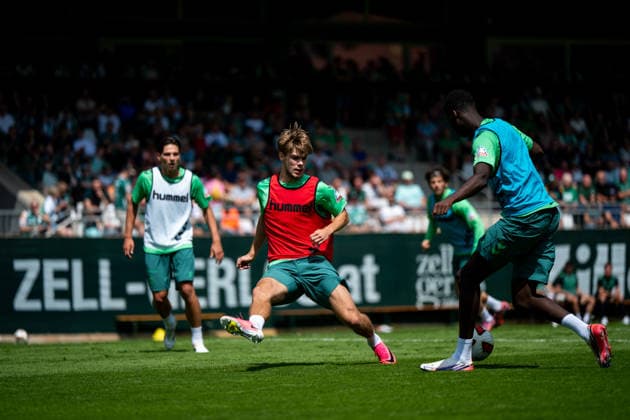 21.07.2026, AUT, Fußball, Herren, 1. Bundesliga, Trainingslager, Saison 2026 2027, Zell am Ziller, SV Werder Bremen Mick Schmetgens ( Bremen, 33 ) im Zweikampf mit Karim Coulibaly ( Bremen, 31 ), Zell am Ziller Parkstadion Tirol Österreich *** July 21, 2026, Austria, Soccer, Men s, 1. Bundesliga, Training Camp, 2026–2027 Season, Zell am Ziller, SV Werder Bremen s Mick Schmetgens (No. 33) in a tackle with Karim Coulibaly (No. 31), Zell am Ziller Parkstadion, Tyrol, Austria Copyright: xNordphotox xMemmlerx