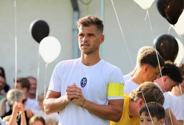 Fussball, Herren, Saison 2026 2027, SV Eintracht Berglern - TSV 1860 München, Toto-Pokal Florian Niederlechner (TSV 1860 München) mit dem neuen Trikot und Kaptänsbinde *** Soccer, Men s, 2026–2027 Season, SV Eintracht Berglern vs. TSV 1860 Munich, Toto Cup: Florian Niederlechner of TSV 1860 Munich in his new jersey and wearing the captain s armband