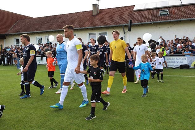 Fussball, Herren, Saison 2026 2027, SV Eintracht Berglern - TSV 1860 München, Toto-Pokal Die Mannschaft des TSV 1860 München beim Einlaufen, Auflaufen mit dem neuen Trikot vorne weg Florian Niederlechner (TSV 1860 München) und Paul Bachmann (TSV 1860 München) *** Soccer, Men s, 2026–2027 Season, SV Eintracht Berglern vs. TSV 1860 Munich, Toto Cup: The TSV 1860 Munich team during the warm-up; leading the way in their new jerseys are Florian Niederlechner (TSV 1860 Munich) and Paul Bachmann (TSV 1860 Munich)
