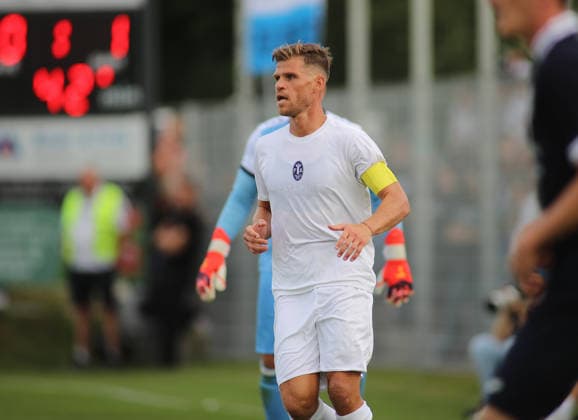 Fussball, Herren, Saison 2026 2027, SV Eintracht Berglern - TSV 1860 München, Toto-Pokal Florian Niederlechner (TSV 1860 München) stehend mit neuem Trikot *** Soccer, Men s, 2026–2027 Season, SV Eintracht Berglern vs. TSV 1860 Munich, Toto Cup: Florian Niederlechner of TSV 1860 Munich stands wearing his new jersey