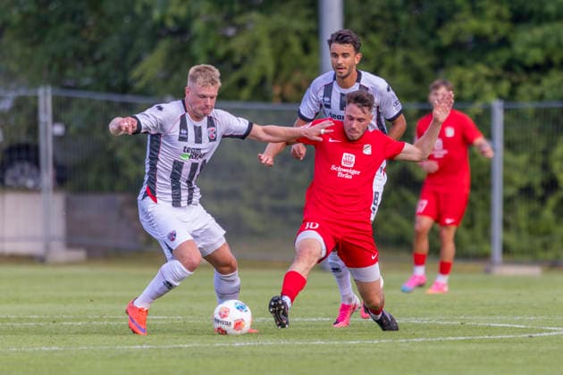 Forstinning, Deutschland 21. Juli 2026: Toto-Pokal - Bayerischer Landespokal - 2026 2027 - 1. Hauptrunde - VfB Forstinning gegen FC Ingolstadt 04 Im Bild: v. li. im Zweikampf Lars Lokotsch (FCI) und Nico Weismor (Forstinning) Sportpark Bayern *** Forstinning, Germany, July 21, 2026—Toto Cup, Bavarian State Cup 2026–2027, First Round: VfB Forstinning vs. FC Ingolstadt 04. Pictured, from left, in a tackle: Lars Lokotsch (FCI) and Nico Weismor (Forstinning) at Sportpark Bayern. Copyright: xFotostandx xSchäferx