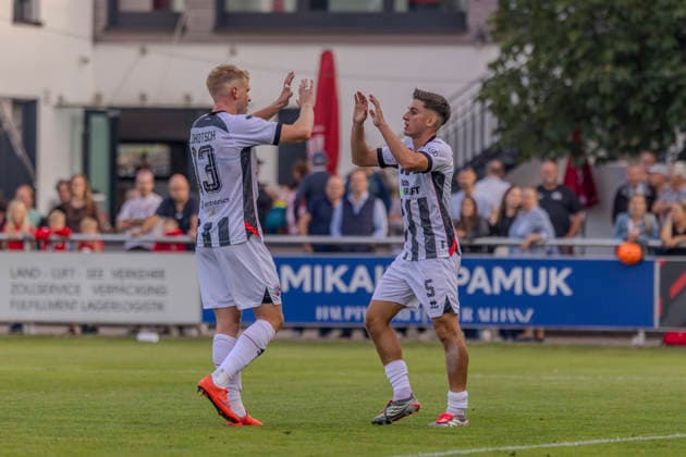 Forstinning, Deutschland 21. Juli 2026: Toto-Pokal - Bayerischer Landespokal - 2026 2027 - 1. Hauptrunde - VfB Forstinning gegen FC Ingolstadt 04 Im Bild: 2. v.li. Torschütze Emre Gül Guel (FCI) jubelt nach seinem Tor zum 1:3 mit Lars Lokotsch (FCI) Sportpark Bayern *** Forstinning, Forstinning, Germany, July 21, 2026—Toto Cup, Bavarian State Cup 2026–2027, First Round: VfB Forstinning vs. FC Ingolstadt 04. Pictured, second from left: Goal scorer Emre Gül Guel of FCI celebrates his goal to make it 1–3 with Lars LokFCI Sportpark Bayern Copyright: xFotostandx xSchäferx