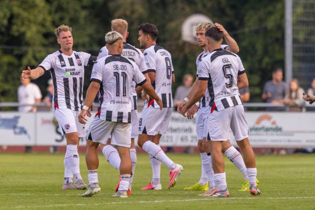 Forstinning, Deutschland 21. Juli 2026: Toto-Pokal - Bayerischer Landespokal - 2026 2027 - 1. Hauptrunde - VfB Forstinning gegen FC Ingolstadt 04 Im Bild: v. re. Torschütze Emre Gül Guel (FCI) jubelt nach seinem Tor zum 1:3 mit seinen Mannschaftskollegen, Sportpark Bayern *** Forstinning, Germany, July 21, 2026, Toto Cup, Bavarian State Cup 2026–2027, First Round: VfB Forstinning vs. FC Ingolstadt 04. Pictured from the right: Goal scorer Emre Gül Guel of FCI celebrates with his teammates, Sportpark Bayern Copyright: xFotostandx xSchäferx