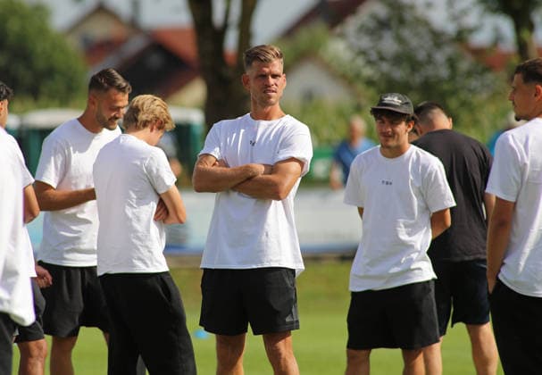 Fussball, Herren, Saison 2026 2027, SV Eintracht Berglern - TSV 1860 München, Toto-Pokal Florian Niederlechner (TSV 1860 München) stehend auf dem Spielfeld bei der Platzbegehung *** Soccer, Men s, 2026–2027 Season, SV Eintracht Berglern vs. TSV 1860 Munich, Toto Cup: Florian Niederlechner of TSV 1860 Munich standing on the field during the pre-game inspection