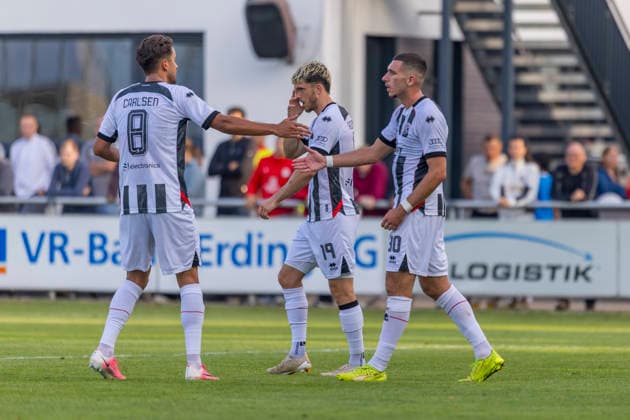 Forstinning, Deutschland 21. Juli 2026: Toto-Pokal - Bayerischer Landespokal - 2026 2027 - 1. Hauptrunde - VfB Forstinning gegen FC Ingolstadt 04 Im Bild: 3. v.li. Torschütze Ognjen Drakulic (FCI) jubelt nach seinem Tor zum 1:4 mit Linus Rosenlöcher Rosenloecher (FCI) und Frederik Carlsen (FCI) Sportpark Bayern *** Forstinning, Germany, July 21, 2026, Toto Cup, Bavarian State Cup 2026–2027, First Round: VfB Forstinning vs. FC Ingolstadt 04. Pictured, third from the left: Goal scorer Ognjen Drakulic (FCI) celebrates after scoring the 1–4 goal with Linus Rosenlöcher (FCI) and Frederik Carlsen (FCI) at Sportpark Bayern Copyright: xFotostandx xSchäferx