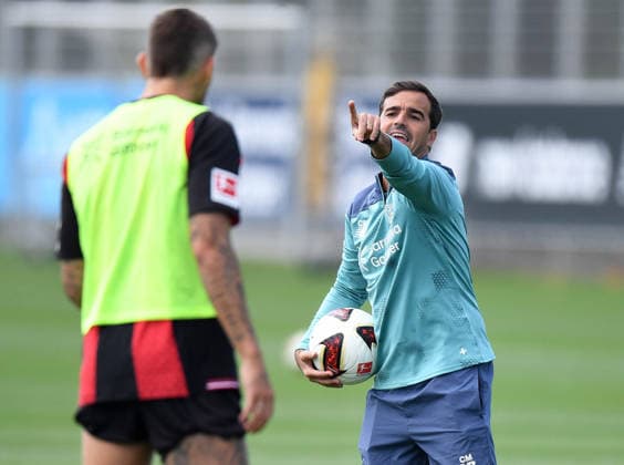 21.07.2026, xophax, Fussball 1.Bundesliga, Bayer 04 Leverkusen . Öffentliches Training . BayArena . Trainer Carles Martinez Novell , rechts Leverkusen *** July 21, 2026, xophax, Soccer, Bundesliga 1, Bayer 04 Leverkusen, Open Practice at BayArena, Coach Carles Martinez Novell, right, Leverkusen