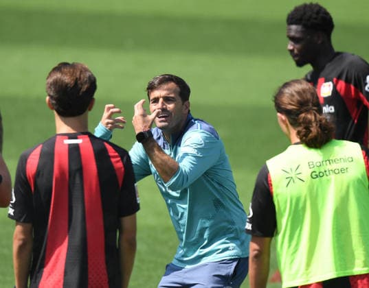 21.07.2026, xophax, Fussball 1.Bundesliga, Bayer 04 Leverkusen . Öffentliches Training . BayArena . Axel Tape ( Bayer 04 Leverkusen ) , links und Trainer Carles Martinez Novell ( Bayer 04 ) Leverkusen *** July 21, 2026, xophax, Soccer, Bundesliga 1, Bayer 04 Leverkusen, Open Practice at BayArena, Axel Tape (Bayer 04 Leverkusen), on the left, and Coach Carles Martinez Novell (Bayer 04 Leverkusen)