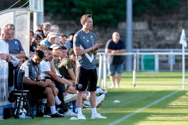 Kevin Stotz (Trainer, Cheftrainer, SVS), gibt Anweisungen, gestikuliert, mit den Armen gestikulieren, Freisteller, Ganzkörper, Einzelbild, Einzelfoto, Aktion, Action, am Spielfeldrand, an der Seitenauslinie, 21.07.2026, Eppelheim (Deutschland), Fussball, Testspiel, ASV Eppelheim - SV Sandhausen, 21.07.2026, Eppelheim (Deutschland), Fussball, Testspiel, ASV Eppelheim - SV Sandhausen, DFB DFL REGULATIONS PROHIBIT ANY USE OF PHOTOGRAPHS AS IMAGE SEQUENCES AND OR QUASI-VIDEO. *** Kevin Stotz, coach and head coach of SVS, gives instructions, gesturing with his arms; close-up, full-body shot, single frame, single photo, action, on the sidelines, at the sideline, July 21, 2026, Eppelheim, Germany, soccer, friendly match, ASV Eppelheim vs. SV Sandhausen, July 21, 2026, Eppelheim, Germany, soccer, friendly match, ASV Eppelheim vs. SV Sandhausen, DFB and DFL regulations prohibit any use of photographs as image sequences and or quasi-video xozx