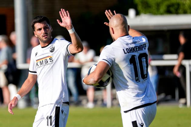 v.li.: Mert Tasdelen (SVS, 11), Torschütze Felix Lohkemper (SVS, 10), Spieler vom SV Sandhausen (SVS), jubeln über das Tor zum 0:3, Jubel, Torjubel, Torerfolg, celebrate the goal, goal, celebration, jubelt ueber das Tor, Freuen, Freude, freut sich, optimistisch, positiv, Spielszene, Highlight, Action, Aktion, 21.07.2026, Eppelheim (Deutschland), Fussball, Testspiel, ASV Eppelheim - SV Sandhausen, 21.07.2026, Eppelheim (Deutschland), Fussball, Testspiel, ASV Eppelheim - SV Sandhausen, DFB DFL REGULATIONS PROHIBIT ANY USE OF PHOTOGRAPHS AS IMAGE SEQUENCES AND OR QUASI-VIDEO. *** From left: Mert Tasdelen (SVS), 11, goal scorer Felix Lohkemper (SVS), 10, and a player from SV Sandhausen (SVS) celebrate the goal that made the score 0–3, Celebration, goal celebration, scoring a goal, celebrate the goal, goal, celebration, celebrating the goal, joy, happiness, happy, optimistic, positive, game scene, highlight, action, 21 07 2026, Eppelheim, Germany, soccer, friendly match, ASV Eppelheim vs. SV Sandhausen, July 21, 2026, Eppelheim, Germany, soccer, friendly match, ASV Eppelheim vs. SV Sandhausen, DFB and DFL regulations prohibit any use of photographs as image sequences and or quasi-video xozx