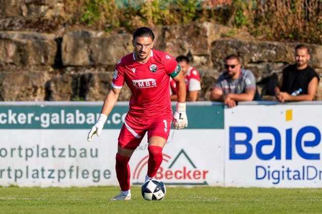 Arthur Lyska (Torwart, SVS, 1), am Ball, Freisteller, Ganzkörper, Einzelbild, Einzelfoto, Aktion, Action, 21.07.2026, Eppelheim (Deutschland), Fussball, Testspiel, ASV Eppelheim - SV Sandhausen, 21.07.2026, Eppelheim (Deutschland), Fussball, Testspiel, ASV Eppelheim - SV Sandhausen, DFB DFL REGULATIONS PROHIBIT ANY USE OF PHOTOGRAPHS AS IMAGE SEQUENCES AND OR QUASI-VIDEO. *** Arthur Lyska, goalkeeper, SVS, 1, on the ball, free kick, full-body shot, single frame, single photo, action, 21 07 2026, Eppelheim, Germany, soccer, friendly match, ASV Eppelheim vs. SV Sandhausen, July 21, 2026, Eppelheim, Germany, soccer, friendly match, ASV Eppelheim vs. SV Sandhausen, DFB and DFL regulations prohibit any use of photographs as image sequences and or quasi-video xozx