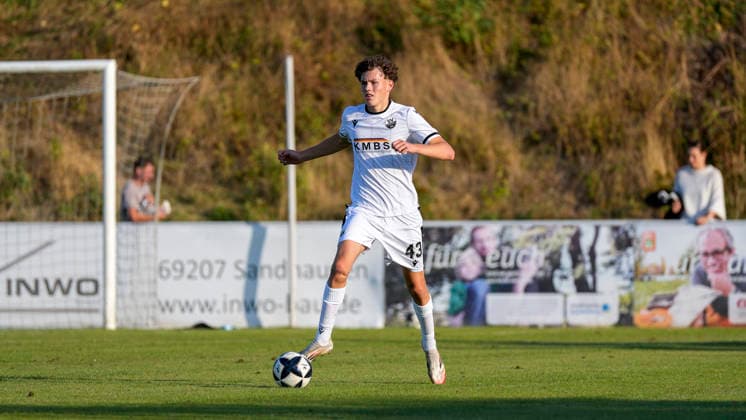 Tom Glock (SVS, 43), am Ball, Freisteller, Ganzkörper, Einzelbild, Einzelfoto, Aktion, Action, 21.07.2026, Eppelheim (Deutschland), Fussball, Testspiel, ASV Eppelheim - SV Sandhausen, 21.07.2026, Eppelheim (Deutschland), Fussball, Testspiel, ASV Eppelheim - SV Sandhausen, DFB DFL REGULATIONS PROHIBIT ANY USE OF PHOTOGRAPHS AS IMAGE SEQUENCES AND OR QUASI-VIDEO. *** Tom Glock SVS, 43, with the ball, isolated figure, full-body shot, single frame, single photo, action, 21 07 2026, Eppelheim, Germany, soccer, friendly match, ASV Eppelheim vs. SV Sandhausen, July 21, 2026, Eppelheim, Germany, soccer, exhibition match, ASV Eppelheim vs. SV Sandhausen, DFB and DFL regulations prohibit any use of photographs as image sequences and or quasi-video xozx