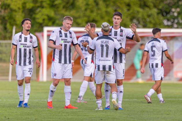 Forstinning, Deutschland 21. Juli 2026: Toto-Pokal - Bayerischer Landespokal - 2026 2027 - 1. Hauptrunde - VfB Forstinning gegen FC Ingolstadt 04 Im Bild: 2. v.li. Torschütze Lars Lokotsch (FCI) jubelt nach seinem Tor zum 1:5 mit Sejdo Dukakov (FCI), Georgios Antzooulas (FCI) und Davide-Danilo Sekulovic (FCI) Sportpark Bayern *** Forstinning, Germany, July 21, 2026, Toto Cup, Bavarian State Cup 2026–2027, First Round: VfB Forstinning vs. FC Ingolstadt 04. Pictured, second from the left: Goal scorer Lars Lokotsch (FCI) celebrates his goal—making the score 1–5—with Sejdo Dukakov (FCI), Georgios Antzooulas (FCI), and Davide Danilo Sekulovic (FCI). Sportpark Bayern Copyright: xFotostandx xSchäferx