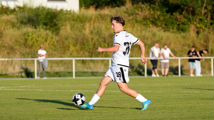 Diego Scheuß (Scheuss, SVS, 38), am Ball, Freisteller, Ganzkörper, Einzelbild, Einzelfoto, Aktion, Action, 21.07.2026, Eppelheim (Deutschland), Fussball, Testspiel, ASV Eppelheim - SV Sandhausen, 21.07.2026, Eppelheim (Deutschland), Fussball, Testspiel, ASV Eppelheim - SV Sandhausen, DFB DFL REGULATIONS PROHIBIT ANY USE OF PHOTOGRAPHS AS IMAGE SEQUENCES AND OR QUASI-VIDEO. *** Diego Scheuß Scheuss, SVS, 38, with the ball, isolated figure, full-body shot, single frame, single photo, action, 21 07 2026, Eppelheim, Germany, soccer, friendly match, ASV Eppelheim vs. SV Sandhausen, July 21, 2026, Eppelheim, Germany, soccer, friendly match, ASV Eppelheim vs. SV Sandhausen, DFB and DFL regulations prohibit any use of photographs as image sequences and or quasi-video xozx