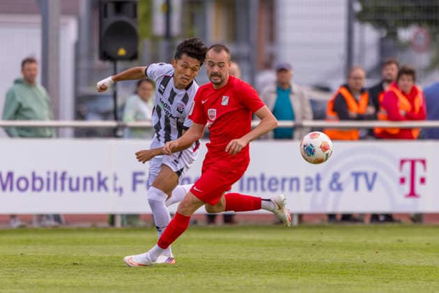 Forstinning, Deutschland 21. Juli 2026: Toto-Pokal - Bayerischer Landespokal - 2026 2027 - 1. Hauptrunde - VfB Forstinning gegen FC Ingolstadt 04 Im Bild: v. li. im Zweikampf Jong-min Seo (FCI) und Dimitar Kirchev (Forstinning) Sportpark Bayern *** Forstinning, Germany, July 21, 2026—Toto Cup, Bavarian State Cup 2026–2027, First Round: VfB Forstinning vs. FC Ingolstadt 04. Pictured, from left, in a tackle: Jong-min Seo (FCI) and Dimitar Kirchev at Forstinning Sportpark, Bavaria. Copyright: xFotostandx xSchäferx