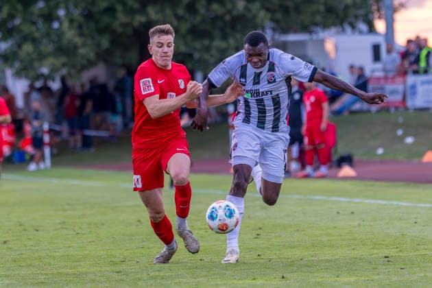 Forstinning, Deutschland 21. Juli 2026: Toto-Pokal - Bayerischer Landespokal - 2026 2027 - 1. Hauptrunde - VfB Forstinning gegen FC Ingolstadt 04 Im Bild: v. li. im Zweikampf Nico Weismor (Forstinning) und Obed Ugondu (FCI) Sportpark Bayern *** Forstinning, Germany, July 21, 2026—Toto Cup, Bavarian State Cup 2026–2027, First Round: VfB Forstinning vs. FC Ingolstadt 04. Pictured, from left, in a tackle: Nico Weismor (Forstinning) and Obed Ugondu (FCI) at Sportpark Bayern. Copyright: xFotostandx xSchäferx