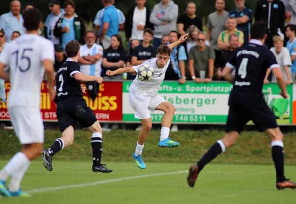 Fussball, Herren, Saison 2026 2027, SV Eintracht Berglern - TSV 1860 München, Toto-Pokal Emre Erdogan (TSV 1860 München) nimmt einen Ball an *** Soccer, Men s, 2026–2027 Season, SV Eintracht Berglern vs. TSV 1860 Munich, Toto Cup: Emre Erdogan of TSV 1860 Munich controls the ball
