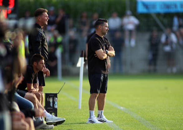 Fussball, Herren, Saison 2026 2027, SV Eintracht Berglern - TSV 1860 München, Toto-Pokal Alper Kayabunar, Trainer (TSV 1860 München) stehend an der Seitenlinie *** Soccer, Men s, 2026–2027 Season, SV Eintracht Berglern vs. TSV 1860 Munich, Toto Cup; Alper Kayabunar, coach of TSV 1860 Munich, standing on the sideline