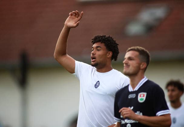 Fussball, Herren, Saison 2026 2027, SV Eintracht Berglern - TSV 1860 München, Toto-Pokal Arian Ortivero Calderon (TSV 1860 München) hebt den rechten Arm *** Soccer, Men s, 2026–2027 Season, SV Eintracht Berglern vs. TSV 1860 Munich, Toto Cup, Arian Ortivero Calderon; TSV 1860 Munich raises its right arm