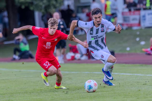 Forstinning, Deutschland 21. Juli 2026: Toto-Pokal - Bayerischer Landespokal - 2026 2027 - 1. Hauptrunde - VfB Forstinning gegen FC Ingolstadt 04 Im Bild: v. li. im Zweikampf Karlo Milicevic (Forstinning) und Davide-Danilo Sekulovic (FCI) Sportpark Bayern *** Forstinning, Germany, July 21, 2026, Toto Cup, Bavarian State Cup 2026–2027, First Round: VfB Forstinning vs. FC Ingolstadt 04. Pictured, from left, in a tackle: Karlo Milicevic (Forstinning) and Davide Danilo Sekulovic (FCI), Sportpark Bayern Copyright: xFotostandx xSchäferx