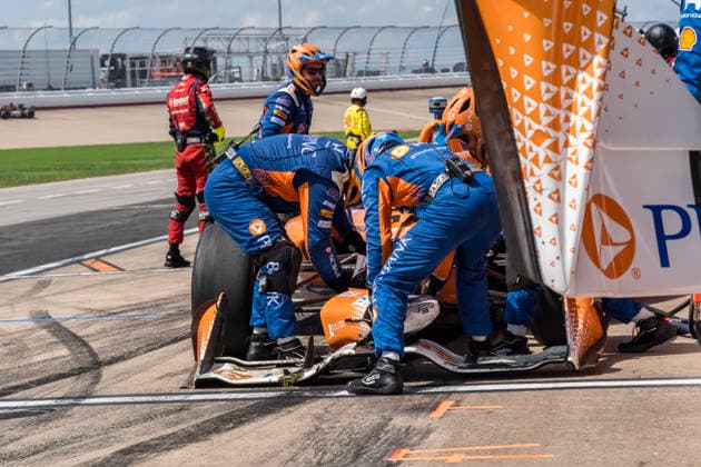 July 20, 2026, Lebanon, Tennessee, USA: IndyCar, Indy Car, IRL, USA SERIES driver, SCOTT DIXON (9) (NZL) of Auckland, New Zealand, brings out the caution flag after crashing during the Music City Grand Prix at Nashville Superspeedway in LEBANON Tennessee. Lebanon USA - ZUMAa161 20260720_aaa_a161_017 Copyright: xWalterxG.xArcexSr.x