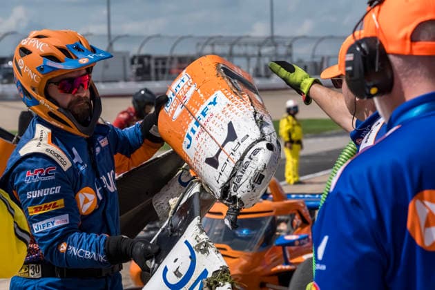July 20, 2026, Lebanon, Tennessee, USA: IndyCar, Indy Car, IRL, USA SERIES driver, SCOTT DIXON (9) (NZL) of Auckland, New Zealand, brings out the caution flag after crashing during the Music City Grand Prix at Nashville Superspeedway in LEBANON Tennessee. Lebanon USA - ZUMAa161 20260720_aaa_a161_040 Copyright: xWalterxG.xArcexSr.x