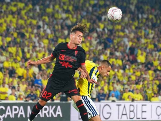 ISTANBUL, TURKEY - JULY 21: Bartug Elmaz (R) of Fenerbahce and Kacper Urbansk (L) of Gornik Zabrze battle for the ball during the UEFA Champions League 2026 27 second qualifying round first leg match between Fenerbahce SK and Gornik Zabrze at Fenerbahce Chobani Stadium on July 21, 2026 in Istanbul, Turkey. Istanbul Chobani Stadium Turkey Copyright: xSeskimPhotox FBahce-GZabrze (53)
