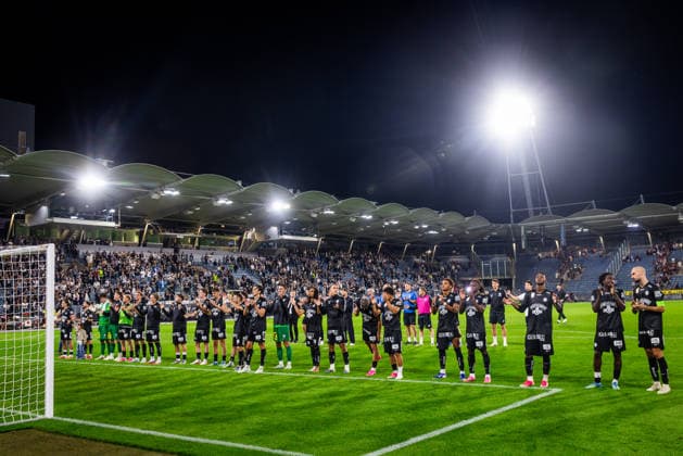STURM GRAZ - HEARTS Players of Sturm celebrate with fans after the first leg of second qualifying round of UEFA Champions League football match between Sturm Graz and Heart of Midlothian FC at the Merkur Arena (Stadion Graz Liebenau). Graz, Austria, July 21, 2026. Photo by Branislav Racko Copyright: xx 080A2722