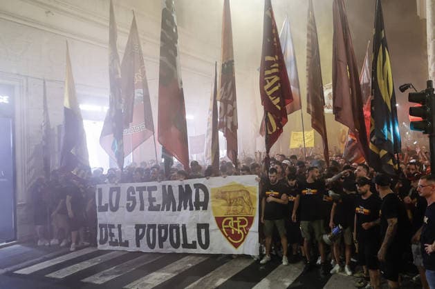 AS Roma fans celebrate club’s 99th anniversary ROME, ITALY - JULY 22: Roma fans gather in downtown to celebrate their football club s 99th anniversary, waving flags, chanting and lighting flares in Rome, Italy, on July 22, 2026. About 5,000 Roma fans filled the streets of the Italian capital s historic center. Riccardo De Luca Anadolu Rome Italy. Editorial use only. Please get in touch for any other usage.  Copyright: x2026xAnadoluxRiccardoxDexLucax