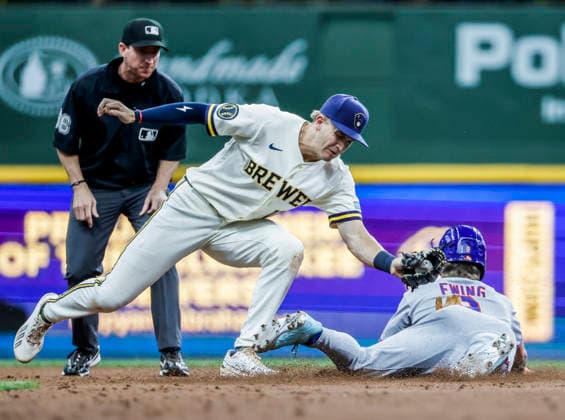 Second base umpire Alex Tosi (L) watches as New York Mets left fielder A.J. Ewing (R) steals second base on Milwaukee Brewers shortstop Cooper Pratt (C) in the third inning of the MLB, Baseball Herren, USA game between the New York Mets and the Milwaukee Brewers at American Family Field in Milwaukee, Wisconsin on Tuesday July 21, 2026.  MIL20260721810 TANNENxMAURY