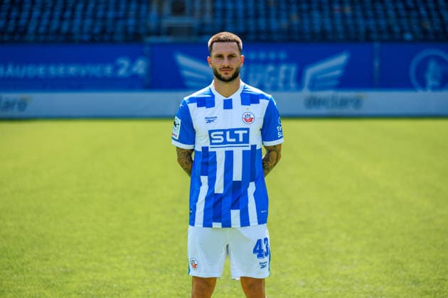 Leon Dajaku ; FC Hansa Rostock ; 3.Liga, Porträttermin 2026 2027 Rostock Ostseestadion Mecklenburg - Vorpommern Deutschland *** Leon Dajaku, FC Hansa Rostock, 3. Liga, Profile Session 2026–2027, Rostock Ostseestadion, Mecklenburg-Western Pomerania, Germany