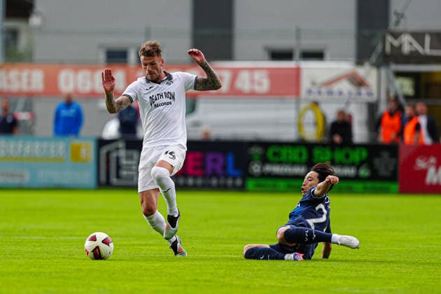 Josh Tymon (Swansea City, 14), Koji Miyoshi (VfL Bochum, 23) AUT, VfL Bochum vs. Swansea City, Fussball, Testspiel, Saison 2026 2027, 21.07.2026 AUT, VfL Bochum vs. Swansea City, Fussball, Testspiel, Saison 2026 2027, 21.07.2026 Mittersill *** Josh Tymon, Swansea City, 14, Koji Miyoshi, VfL Bochum, 23 AUT, VfL Bochum vs. Swansea City, Soccer, Friendly, 2026–2027 Season, July 21, 2026, AUT, VfL Bochum vs. Swansea City, soccer, friendly match, 2026–2027 season, July 21, 2026, Mittersill Copyright: xEibner-Pressefoto MarcelxvonxFehrnx EP_MFN