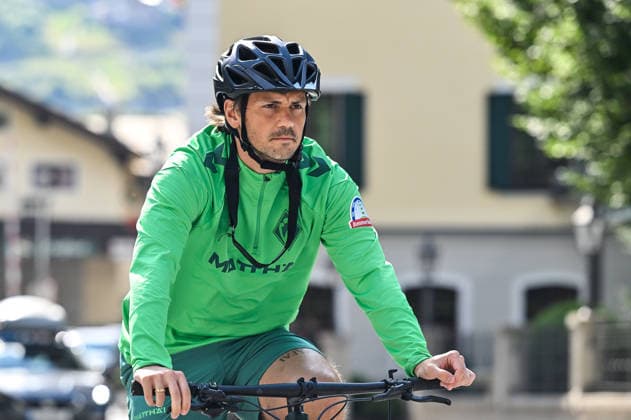 22.07.2026, AUT, Fußball, Herren, 1. Bundesliga, Trainingslager, Saison 2026 2027, Zell am Ziller, SV Werder Bremen Dawid Kownacki (Werder Bremen, 21) auf dem Weg zum Vormittagstraining Zell am Ziller Parkstadion Tirol Österreich *** July 22, 2026, Austria, Soccer, Men s, 1. Bundesliga, Training Camp, 2026–2027 Season, Zell am Ziller, SV Werder Bremen, Dawid Kownacki, Werder Bremen, 21, on his way to morning practice at Zell am Ziller Parkstadion, Tyrol, Austria Copyright: xNordphotox xHafnerx