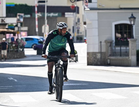 22.07.2026, AUT, Fußball, Herren, 1. Bundesliga, Trainingslager, Saison 2026 2027, Zell am Ziller, SV Werder Bremen Trainer Daniel Thioune (Werder Bremen) auf dem Weg zum Vormittagstraining Zell am Ziller Parkstadion Tirol Österreich *** July 22, 2026, Austria, Soccer, Men s, 1. Bundesliga, Training Camp, 2026–2027 Season, Zell am Ziller, SV Werder Bremen Coach Daniel Thioune; Werder Bremen on their way to morning practice at the Parkstadion in Zell am Ziller, Tyrol, Austria Copyright: xNordphotox xHafnerx