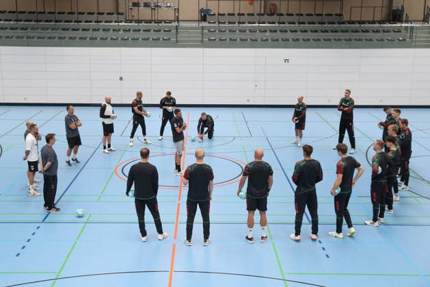 22.07.2026, xtgx, Handball, Opel HBL, SC Magdeburg Auftakttraining v.l. Mannschaftskreis um Bennet Wiegert (Magdeburg, Trainer) Magdeburg *** July 22, 2026, xtgx, Handball, Opel HBL, SC Magdeburg: First training session of the season; team photo featuring Bennet Wiegert; Magdeburg, Magdeburg coach