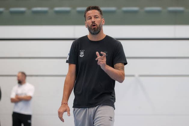 22.07.2026, xtgx, Handball, Opel HBL, SC Magdeburg Auftakttraining v.l. Bennet Wiegert (Magdeburg, Trainer) gibt Anweisungen, gestikuliert mit den Armen, gesticulate, gives instructions Magdeburg *** July 22, 2026, xtgx, Handball, Opel HBL, SC Magdeburg: First training session of the season by Bennet Wiegert in Magdeburg; coach gives instructions, gesturing with his arms, gesticulate, gives instructions in Magdeburg