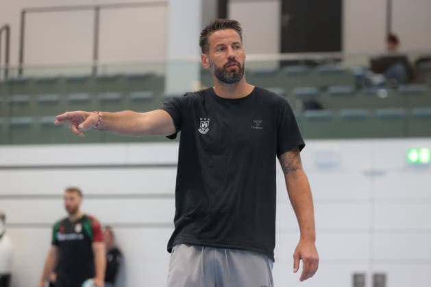22.07.2026, xtgx, Handball, Opel HBL, SC Magdeburg Auftakttraining v.l. Bennet Wiegert (Magdeburg, Trainer) gibt Anweisungen, gestikuliert mit den Armen, gesticulate, gives instructions Magdeburg *** July 22, 2026, xtgx, Handball, Opel HBL, SC Magdeburg: First training session of the season by Bennet Wiegert in Magdeburg; coach gives instructions, gesturing with his arms, gesticulate, gives instructions in Magdeburg