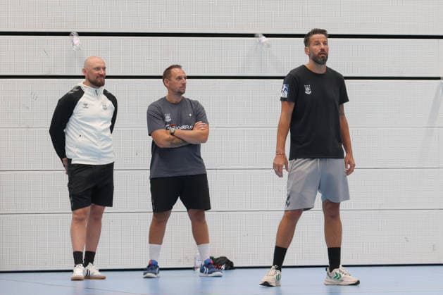22.07.2026, xtgx, Handball, Opel HBL, SC Magdeburg Auftakttraining v.l. Yves Grafenhorst (Magdeburg, Co-Trainer), Torwarttrainer Dino Spiranec, Bennet Wiegert (Magdeburg, Trainer) Magdeburg *** July 22, 2026, xtgx, Handball, Opel HBL, SC Magdeburg s first training session, photo by Yves Grafenhorst (Magdeburg), assistant coach; goalkeeper coach Dino Spiranec; Bennet Wiegert (Magdeburg), head coach (Magdeburg)